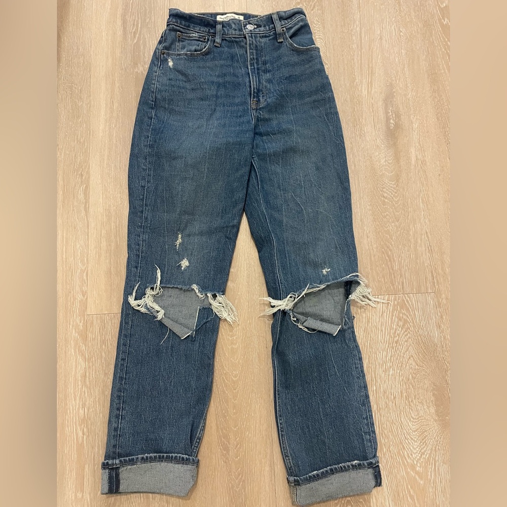 NWOT Abercrombie & Fitch Curve Love 90s High Rise Straight Jeans w Distressing